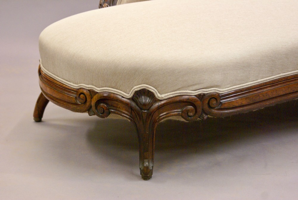 An attractive walnut chaise lounge View V