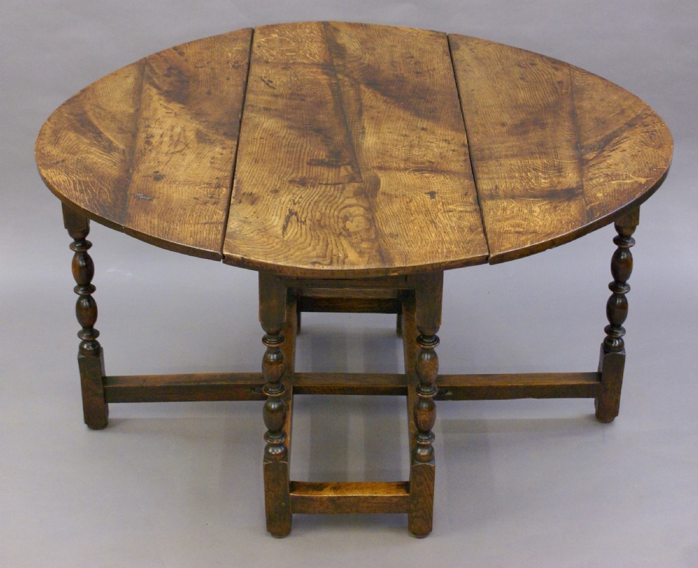Late 17th C oak gateleg table with fine patia View III