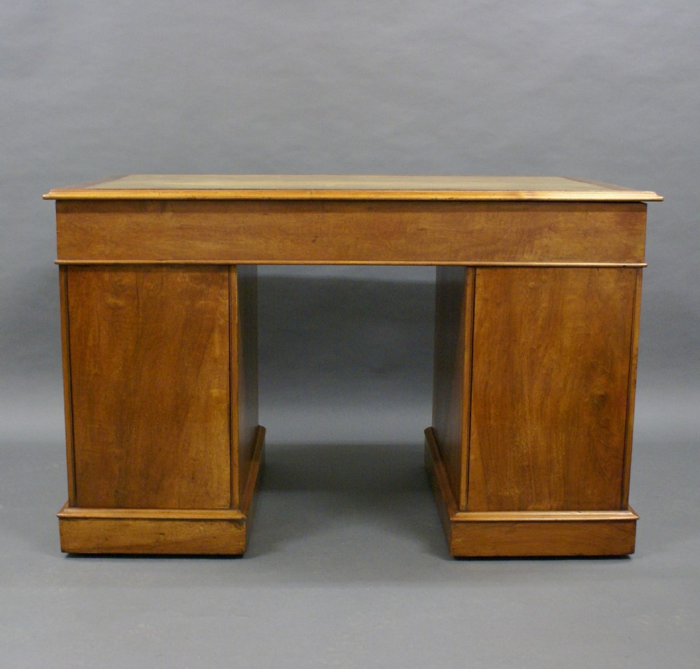 A quality 19thC walnut pedestal desk View VI