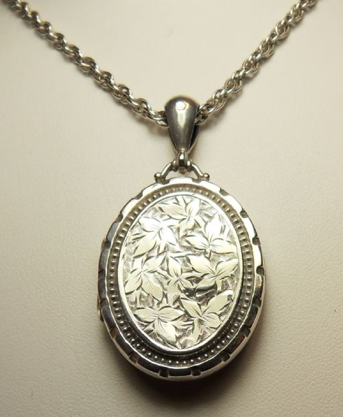 A Beautiful Solid Silver Victorian Locket Fully Hallmarked Birmingham 1884