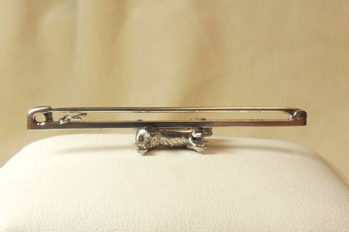 FINE AND RARE 18CT WHITE GOLD AND DIAMOND SET TERRIER ON A 15CT GOLD BAR BROOCH - ADDITIONAL PHOTO 3