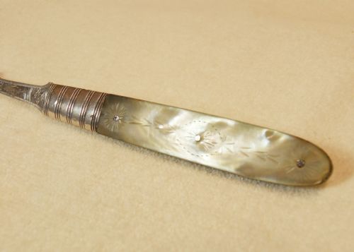 BEAUTIFUL GEORGE III SILVER AND MOTHER OF PEARL FOLDING FRUIT FORK - ADDITIONAL PHOTO 2