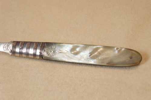 BEAUTIFUL GEORGE III SILVER AND MOTHER OF PEARL FOLDING FRUIT FORK - ADDITIONAL PHOTO 4