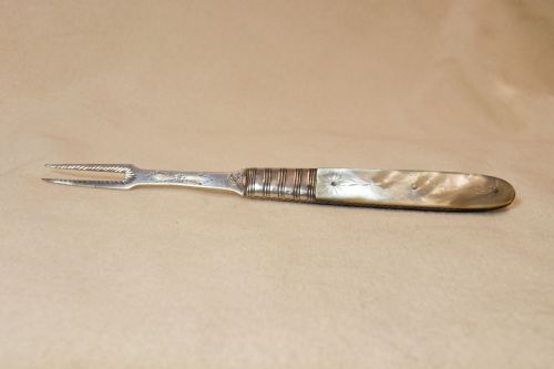BEAUTIFUL GEORGE III SILVER AND MOTHER OF PEARL FOLDING FRUIT FORK - ADDITIONAL PHOTO 5