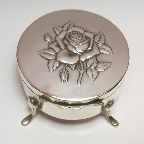 edwardian circular silver trinket box with rose decoration birmingham 1909 - CATEGORY: ANTIQUE SILVER - DATED 1900