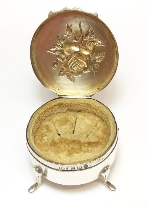 EDWARDIAN CIRCULAR SILVER TRINKET BOX WITH ROSE DECORATION BIRMINGHAM 1909 - ADDITIONAL PHOTO 1
