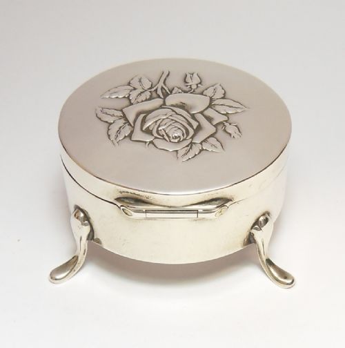 EDWARDIAN CIRCULAR SILVER TRINKET BOX WITH ROSE DECORATION BIRMINGHAM 1909 - ADDITIONAL PHOTO 3