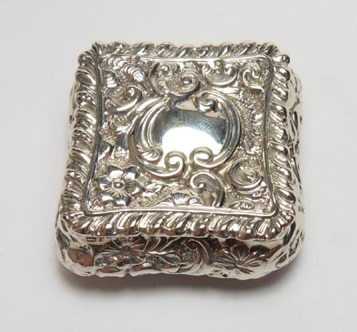 victorian silver snuff or pill box with gilt wash interior birmingham 1899 henry matthews - CATEGORY: ANTIQUE SILVER - DATED 1890