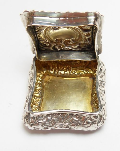 VICTORIAN SILVER SNUFF OR PILL BOX WITH GILT WASH INTERIOR BIRMINGHAM 1899 HENRY MATTHEWS - ADDITIONAL PHOTO 3