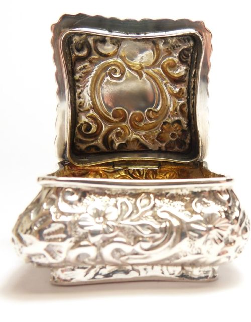 VICTORIAN SILVER SNUFF OR PILL BOX WITH GILT WASH INTERIOR BIRMINGHAM 1899 HENRY MATTHEWS - ADDITIONAL PHOTO 5
