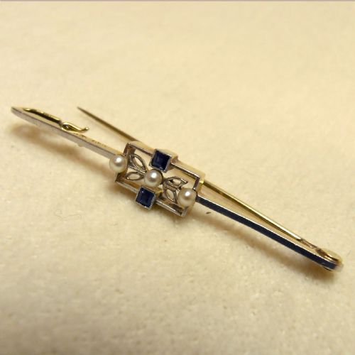 15 carat gold and platinum sapphire and seed pearl bar brooch - CATEGORY: ANTIQUE JEWELLERY - DATED 1930