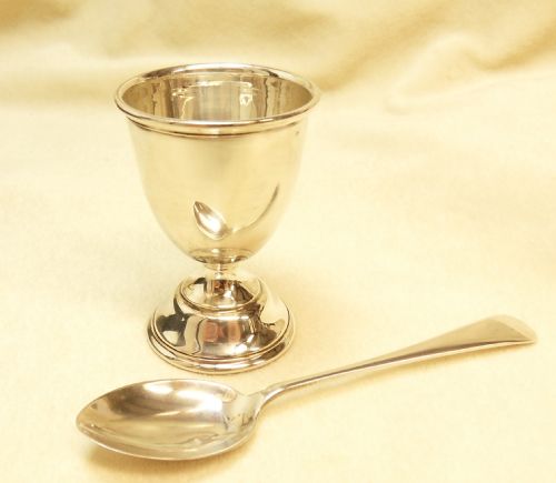 SOLID SILVER CASED SILVER EGGGCUP AND SOON SET HALLMARKED BIRMINGHAM 1927BY THE MAKER JOSEPH GLOSTER LTD REF NJL 8250 - ADDITIONAL PHOTO 1