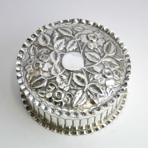circular silver trinket box birmingham 1888 - CATEGORY: ANTIQUE SILVER - DATED 1880