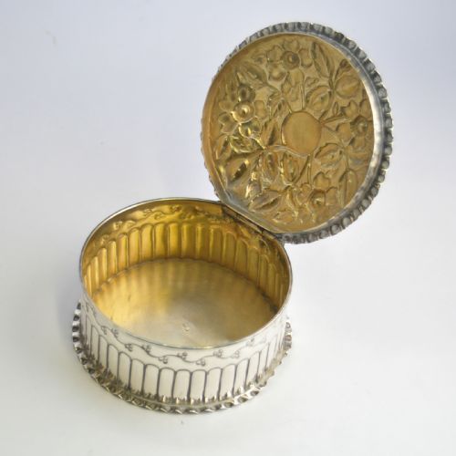 CIRCULAR SILVER TRINKET BOX BIRMINGHAM 1888 - ADDITIONAL PHOTO 3