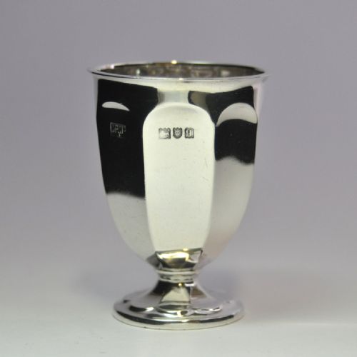 silver egg cup by mappin webb hallmarked london 1931 njl9610 - CATEGORY: ANTIQUE SILVER - DATED 1940