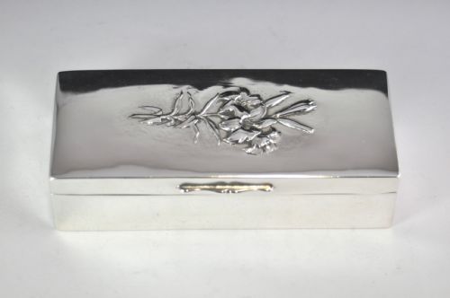 silver floral top box hallmarked london 1905 william comyns sons njl10180 - CATEGORY: ANTIQUE SILVER - DATED 1900