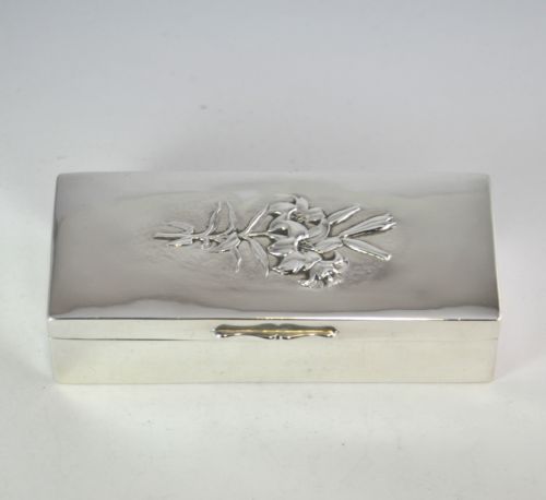 SILVER FLORAL TOP BOX HALLMARKED LONDON 1905 WILLIAM COMYNS SONS NJL10180 - ADDITIONAL PHOTO 1