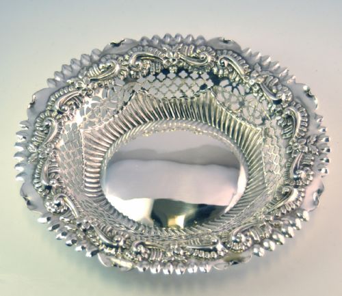 victorian silver embossed dish birmingham 1896 faraday davey - CATEGORY: ANTIQUE SILVER - DATED VICTORIAN