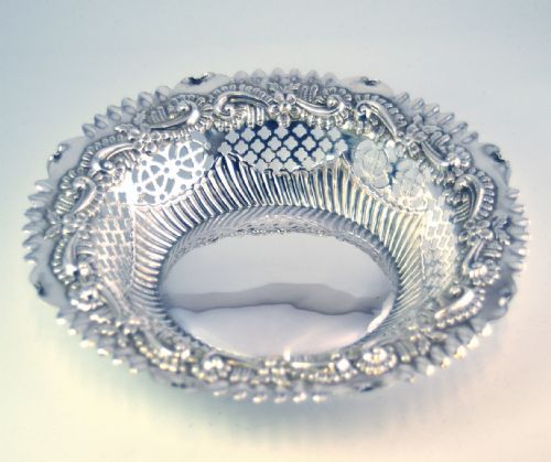 VICTORIAN SILVER EMBOSSED DISH BIRMINGHAM 1896 FARADAY DAVEY - ADDITIONAL PHOTO 2