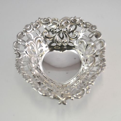 victorian silver heart shaped pedstal dish london 1892 wm comyns njl10376 - CATEGORY: ANTIQUE SILVER - DATED VICTORIAN
