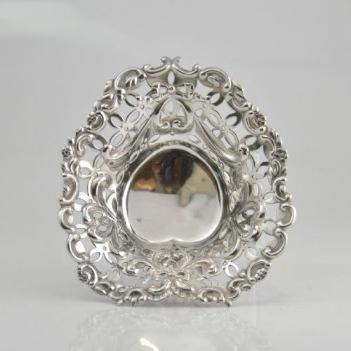 VICTORIAN SILVER HEART SHAPED PEDSTAL DISH LONDON 1892 WM COMYNS NJL10376 - ADDITIONAL PHOTO 1