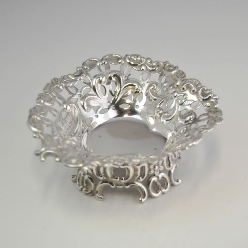 VICTORIAN SILVER HEART SHAPED PEDSTAL DISH LONDON 1892 WM COMYNS NJL10376 - ADDITIONAL PHOTO 2