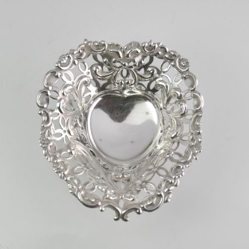 VICTORIAN SILVER HEART SHAPED PEDSTAL DISH LONDON 1892 WM COMYNS NJL10376 - ADDITIONAL PHOTO 5