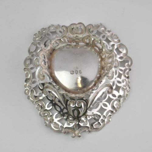 VICTORIAN SILVER HEART SHAPED PEDSTAL DISH LONDON 1892 WM COMYNS NJL10376 - ADDITIONAL PHOTO 6
