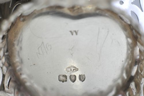 VICTORIAN SILVER HEART SHAPED PEDSTAL DISH LONDON 1892 WM COMYNS NJL10376 - ADDITIONAL PHOTO 7