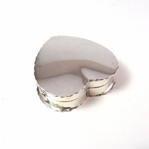 SILVER 'HEART' PILL BOX BIRMINGHAM 1911 CRISFORD NORRIS - ADDITIONAL PHOTO 1