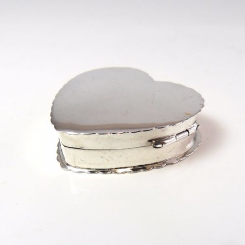 SILVER 'HEART' PILL BOX BIRMINGHAM 1911 CRISFORD NORRIS - ADDITIONAL PHOTO 2