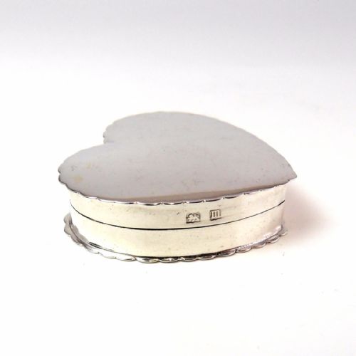 SILVER 'HEART' PILL BOX BIRMINGHAM 1911 CRISFORD NORRIS - ADDITIONAL PHOTO 3