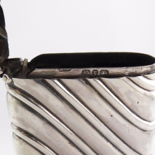 VICTORIAN 'RIBBED' SILVER VESTA BIRMINGHAM 1897 - ADDITIONAL PHOTO 5