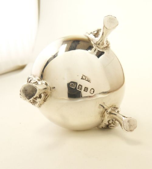 VICTORIAN SILVER 'LION HEAD FEET' PEPPER LONDON 1875 - ADDITIONAL PHOTO 3