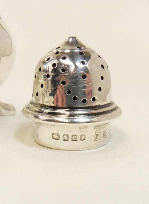 VICTORIAN SILVER 'LION HEAD FEET' PEPPER LONDON 1875 - ADDITIONAL PHOTO 6