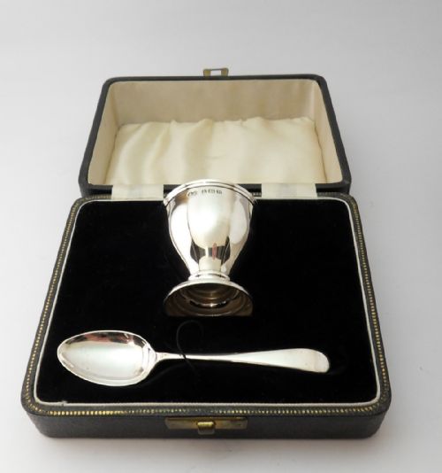 silver egg cup spoon set with case birmingham 193940 - CATEGORY: ANTIQUE SILVER - DATED 1940