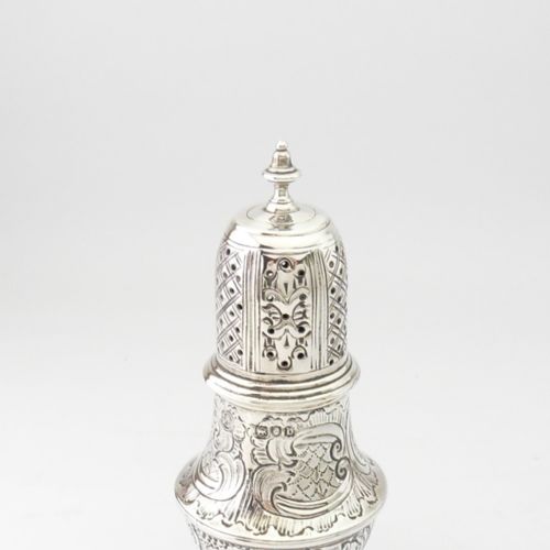 DECORATIVE VICTORIAN SILVER PEPPER POT LONDON 1897 - ADDITIONAL PHOTO 2