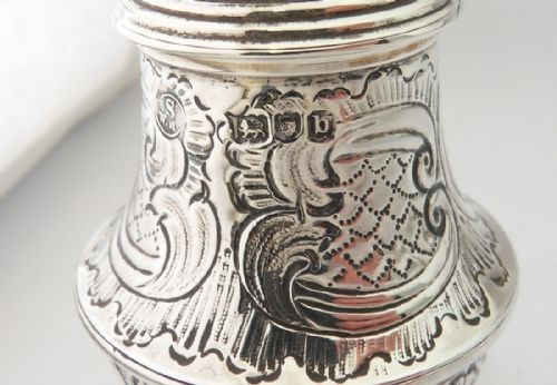 DECORATIVE VICTORIAN SILVER PEPPER POT LONDON 1897 - ADDITIONAL PHOTO 3
