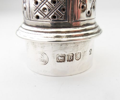 DECORATIVE VICTORIAN SILVER PEPPER POT LONDON 1897 - ADDITIONAL PHOTO 4