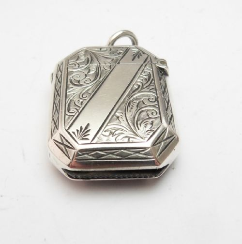 unusually shaped silver vesta case chester 1903 - CATEGORY: ANTIQUE SILVER - DATED EDWARDIAN