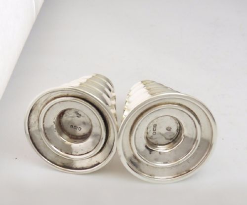 CASED PAIR OF SILVER PAGODA PEPPERS LONDON 1904 - ADDITIONAL PHOTO 5
