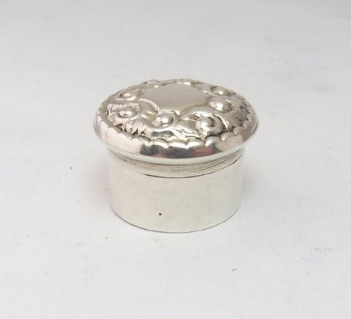 EXQUISITE PETITE SILVER PILL BOX BIRMINGHAM 1898 - ADDITIONAL PHOTO 1