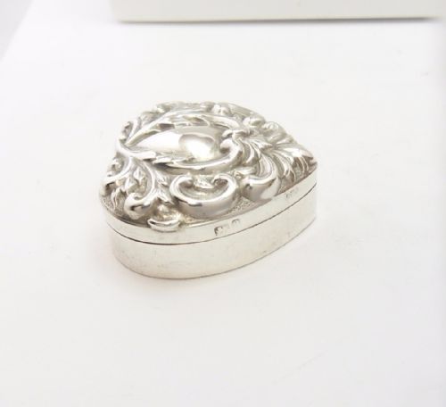 VICTORIAN SILVER HEART PILL BOX BIRMINGHAM 1900 - ADDITIONAL PHOTO 1