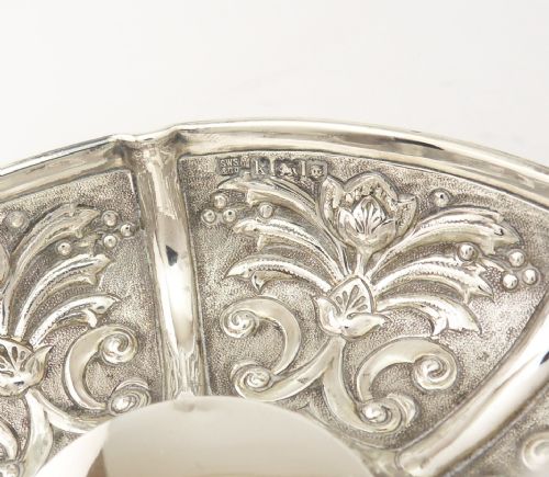 DECORATIVE EDWARDIAN SILVER DISH LONDON 1905 - ADDITIONAL PHOTO 4
