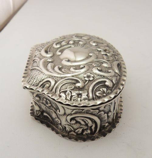 UNUSUAL FLORAL EMBOSSED SILVER BOX BIRMINGHAM 1902 - ADDITIONAL PHOTO 1