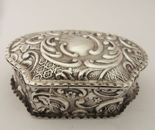 UNUSUAL FLORAL EMBOSSED SILVER BOX BIRMINGHAM 1902 - ADDITIONAL PHOTO 2