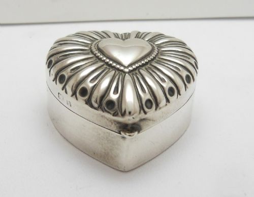 EDWARDIAN SILVER HEART SHAPED BOX BIRMINGHAM 1901 - ADDITIONAL PHOTO 1