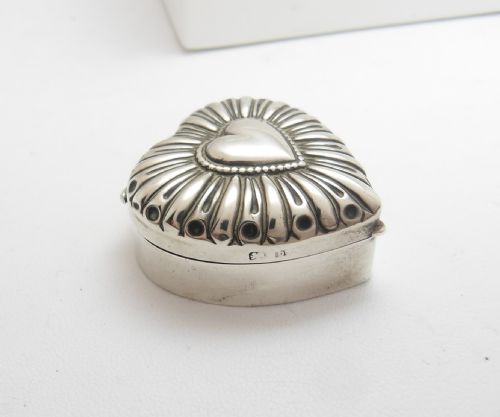 EDWARDIAN SILVER HEART SHAPED BOX BIRMINGHAM 1901 - ADDITIONAL PHOTO 4