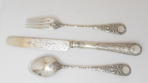 VICTORIAN CASED SILVER CHRISTENING SET FULLY HALLMARKED - ADDITIONAL PHOTO 1