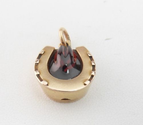 UNUSUAL VICTORIAN 9CT GOLD HORSE SHOE GARNET SET LOCKET - ADDITIONAL PHOTO 2